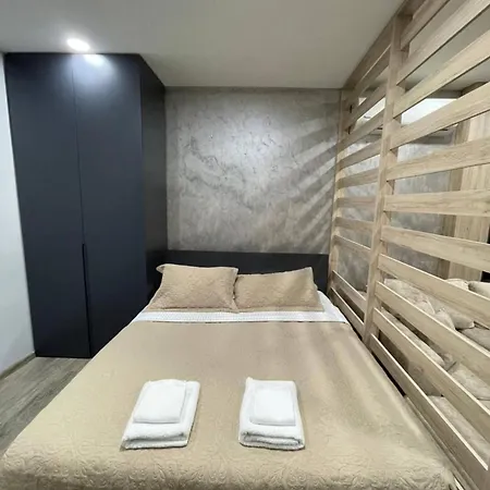Cozy With Modern Amenities Lägenhet Tirana